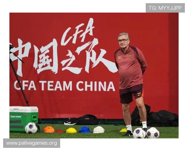 亚洲杯期间教练组积极互动新战术开发持续试探与调整